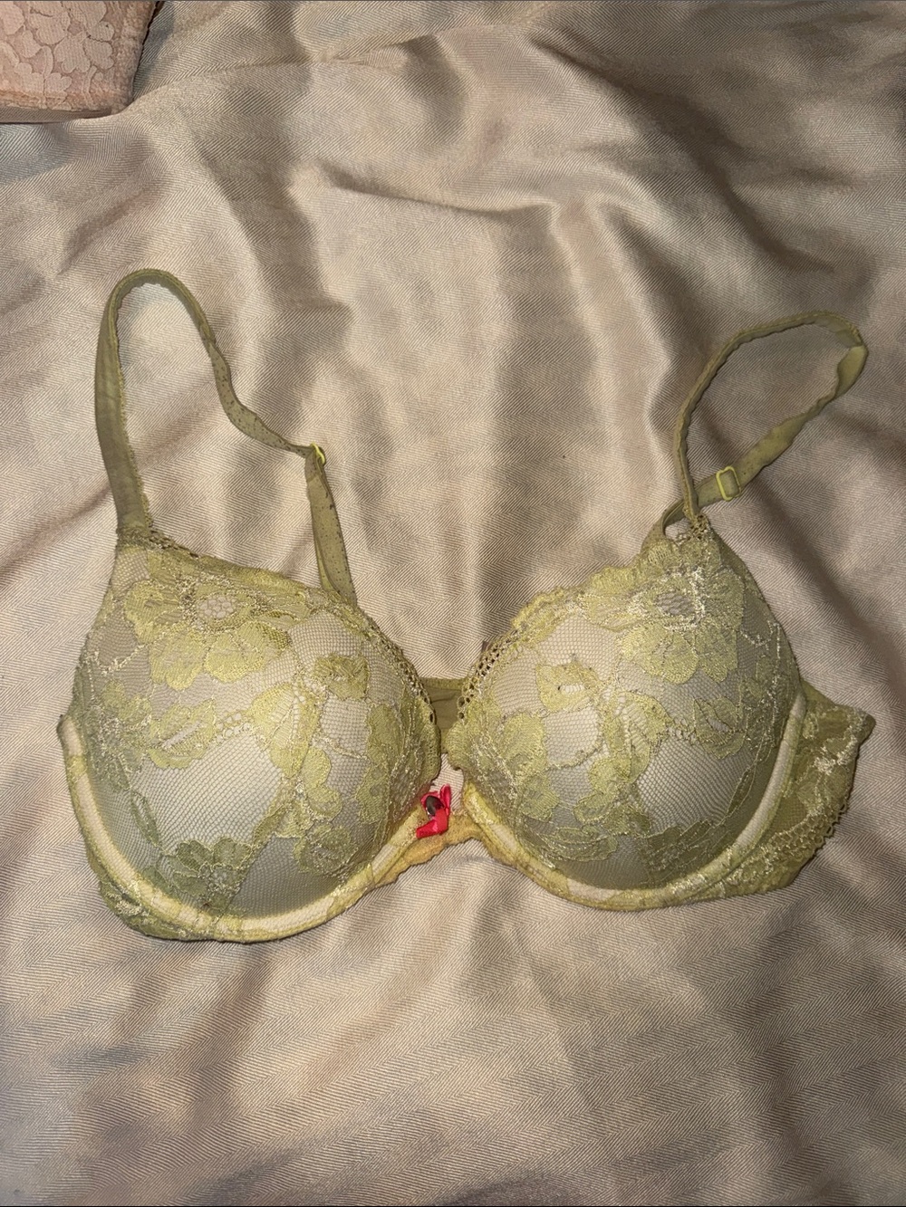 Lace Push-Up Bra in Light yellow